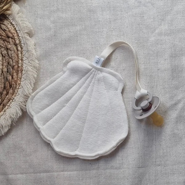 Speenknuffel schelp off white